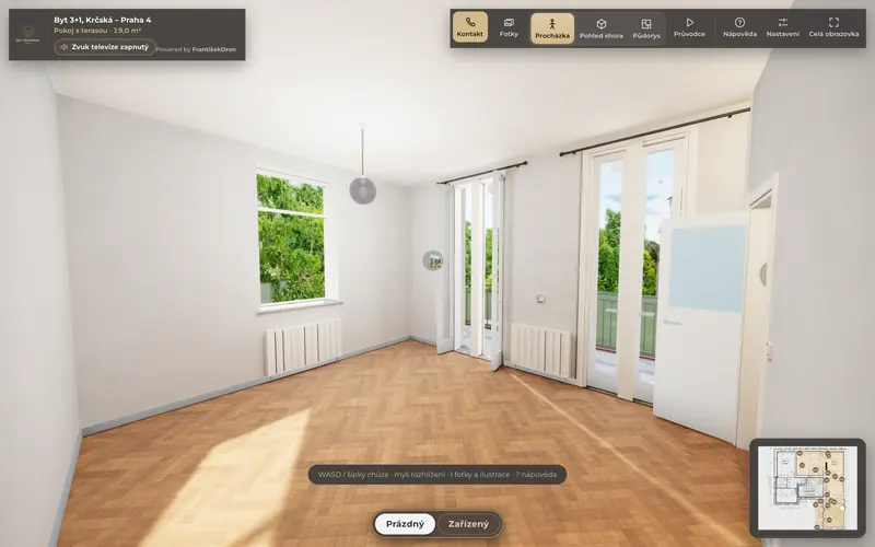 Procházka 3D prohlídkou: prázdný pokoj s terasou a minimapa v rohu